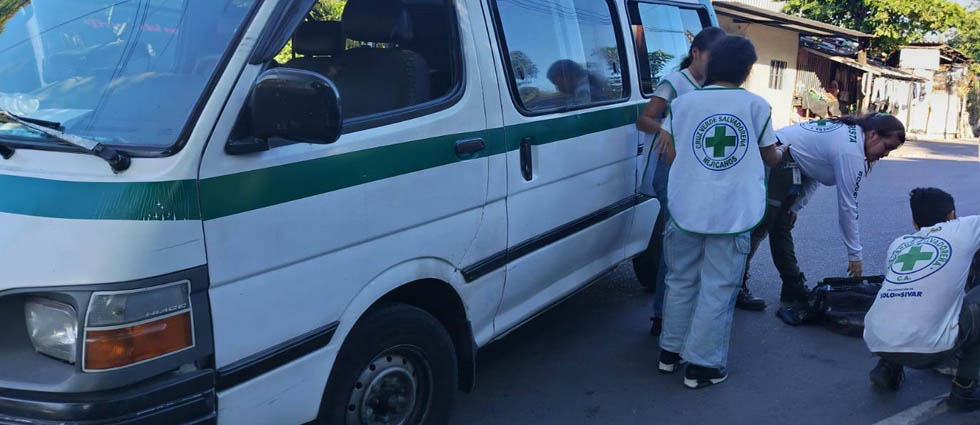 Mujer acaba en el hospital tras siniestro vial entre un automóvil y una motocicleta en Apopa