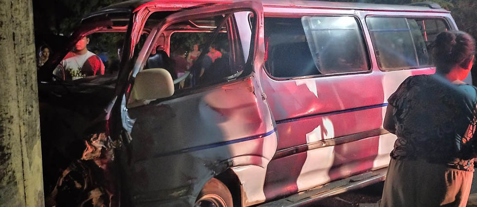 Varios lesionados tras choque de un microbús contra un poste en Ciudad Delgado