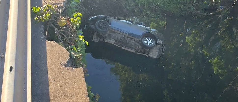Conductor pierde el control del vehículo y cae a un río en carretera Panamericana