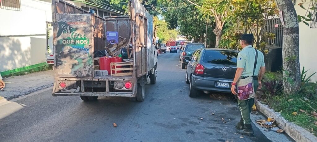 Retiran decenas de objetos que eran utilizados para apartar parqueos en la vía pública en Santa Tecla