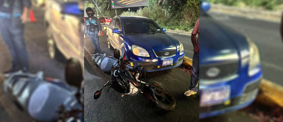 Motociclista resulta lesionado tras ser impactado por un automóvil en Santa Tecla