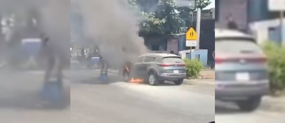 Auto se incendia cuando iba en plena marcha en La Libertad