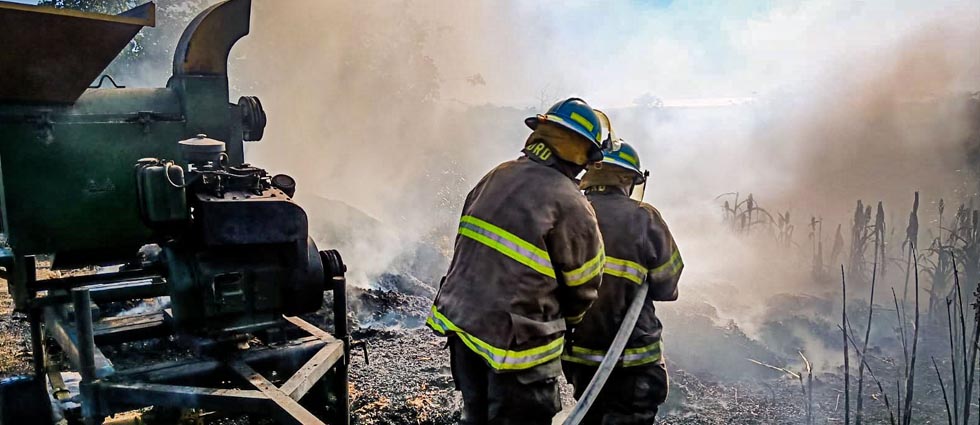 Sofocan voraz incendio en terreno con abundante maleza seca en Sonsonate