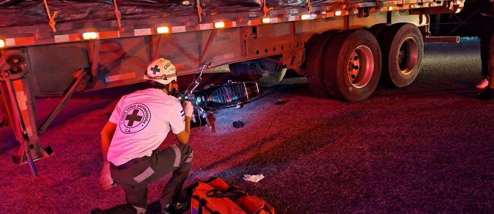 Auxilian a motociclista tras chocar contra una rastra que hacía maniobras la carretera Panamericana