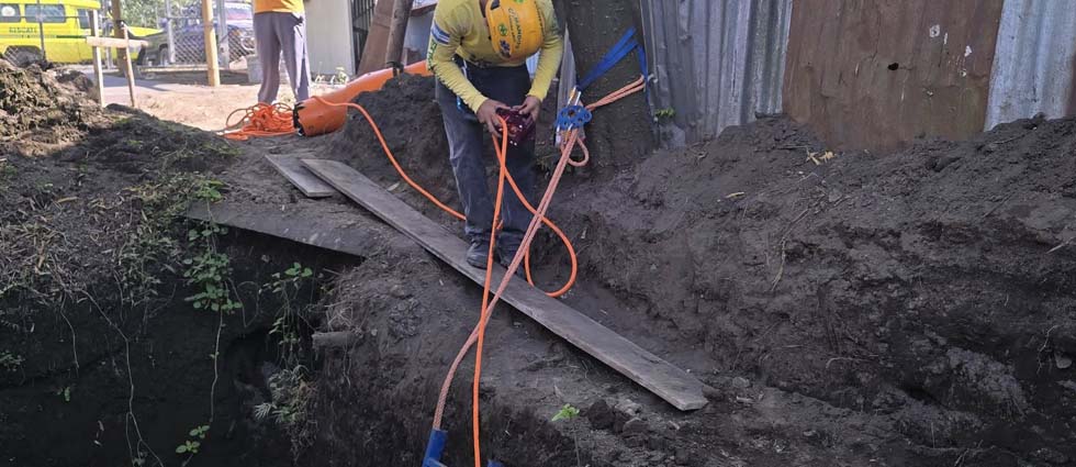 Ciudad Arce: auxilian a hombre tras caer una fosa de 3 metros de profundidad mientras trabajaba