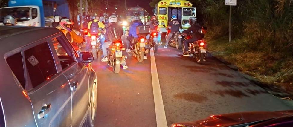 Reportan dos lesionados tras choque de dos motocicletas contra un autobús en Ilopango