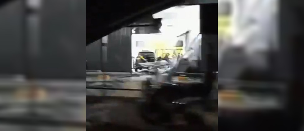 Vehículo se accidenta e ingresa a las instalaciones del AFP sobre la Manuel Enrique Araujo