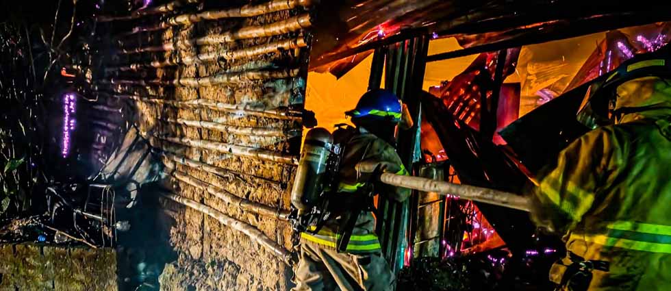 Incendio destruye humilde vivienda en La Paz esta madrugada de miércoles