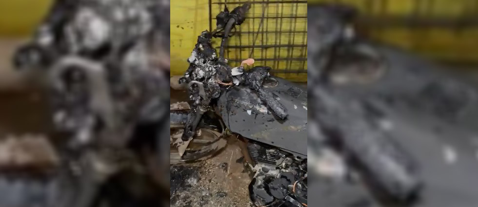 Motocicleta se incendia y prácticamente acaba en cenizas Cabañas