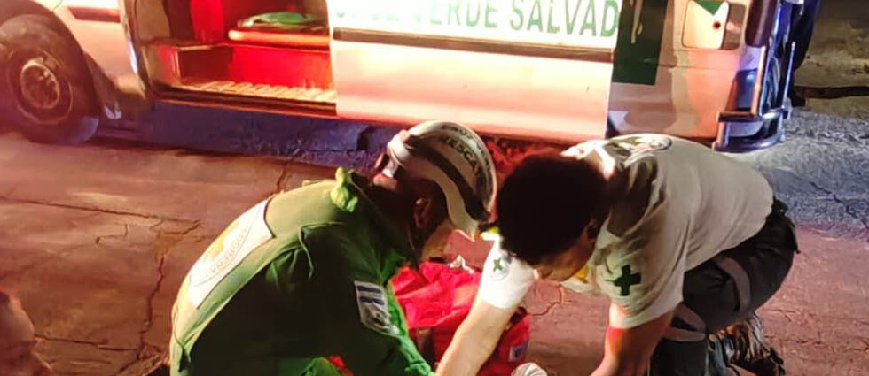 Mujer resulta con graves lesiones tras caer de su motocicleta