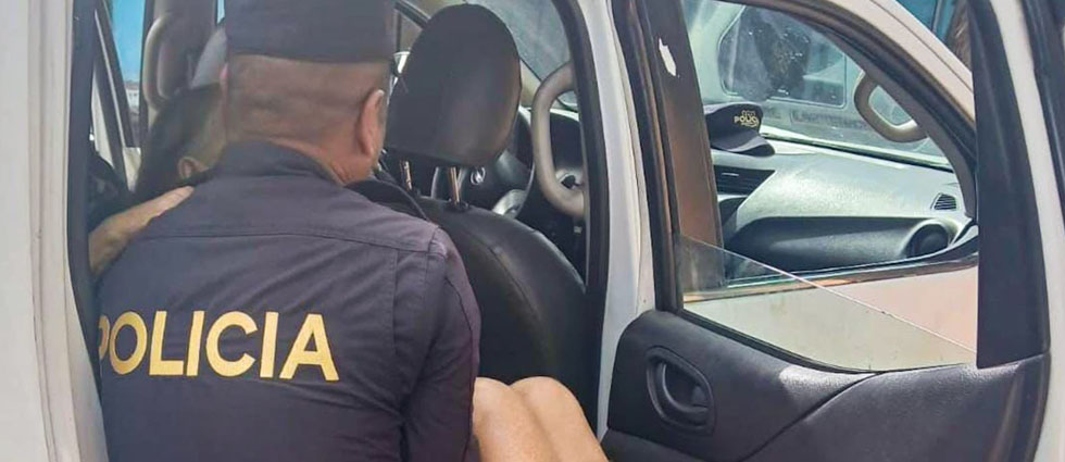 Policías auxilian a mujer de la tercera edad tras presentar problemas de salud en su vivienda