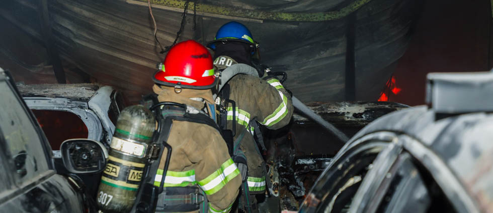 Bomberos sofocan voraz incendio en taller de San Marcos