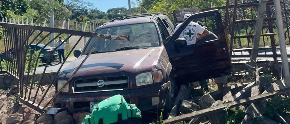 Conductor pierde el control y choca contra unas rejas en carretera Longitudinal del Norte