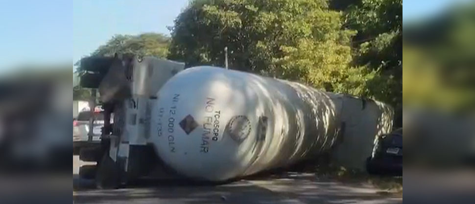 Pipa que transportaba gas propano vuelca en carretera Litoral