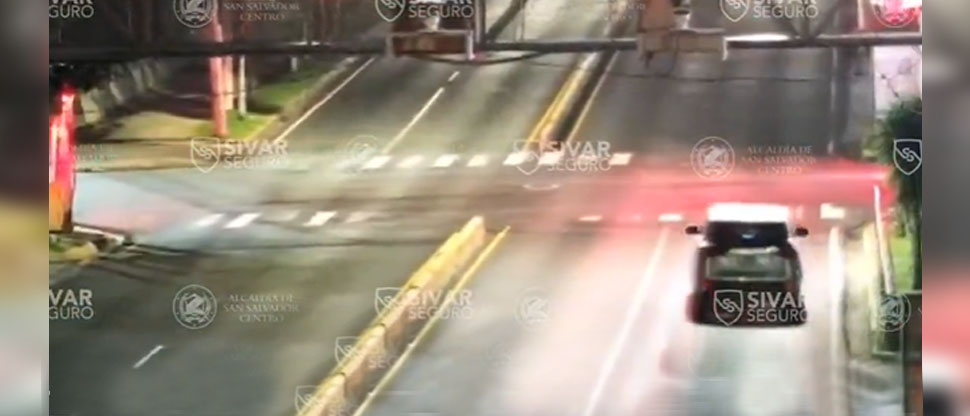 Conductor irrespeta luz roja de semáforo y provoca fuerte choque en Paseo General Escalón