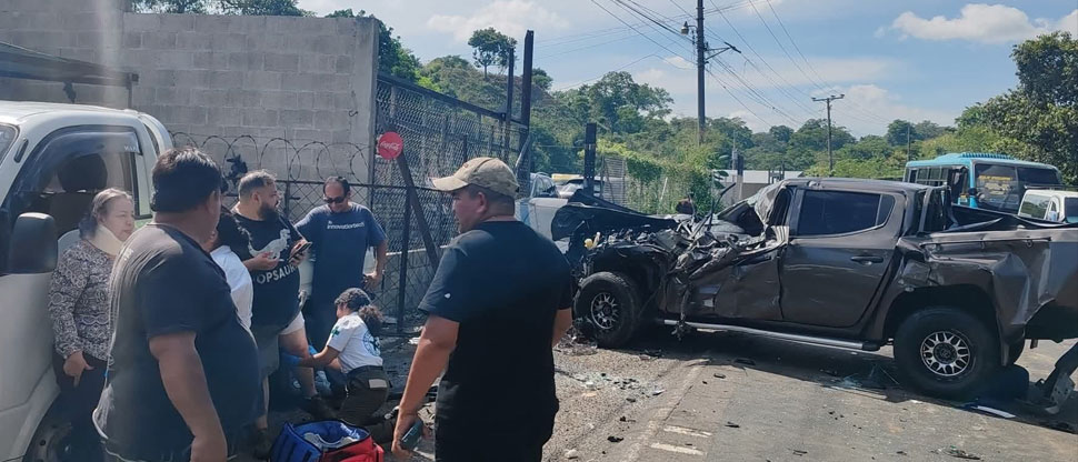 Dos personas se salvan de milagro tras volcar vehículo en carretera de Oro