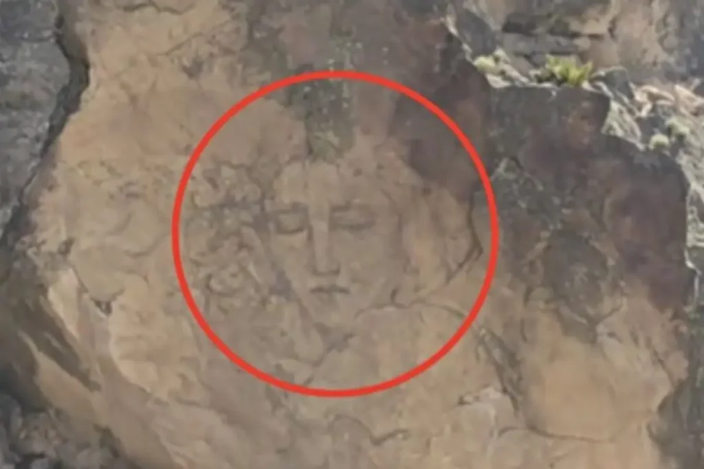 Aparición del rostro de la Virgen en una roca causa debate en redes
