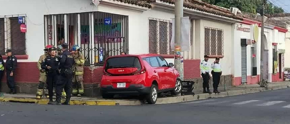 Conductor de Kia Soul irrespeta señal de alto y choca contra un poste en Santa Ana