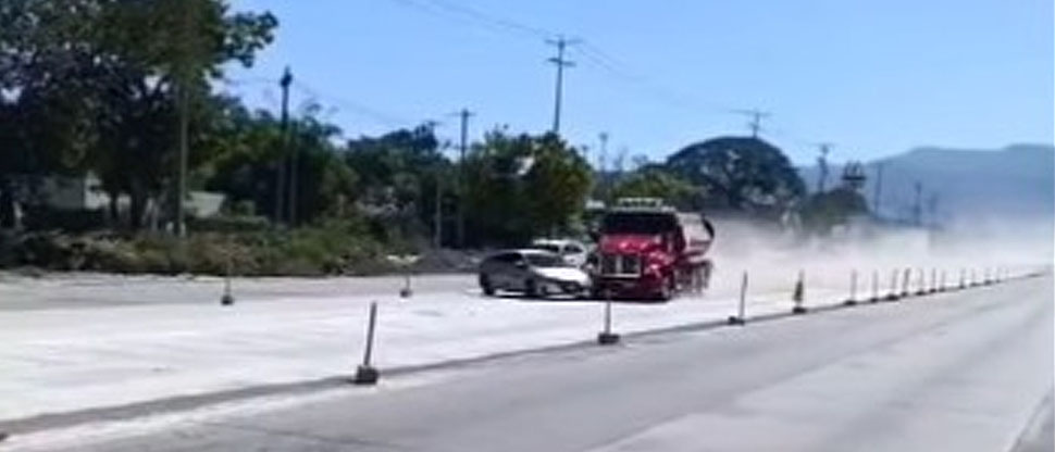 Conductor realiza imprudente maniobra y choca contra camión de Bomberos que cubría emergencia