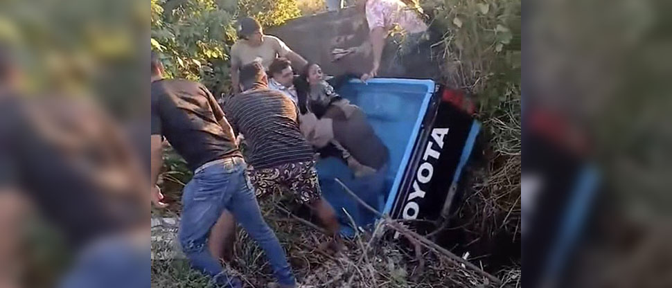 Un niño y dos adultos resultan lesionados tras volcar vehículo en Sonsonate