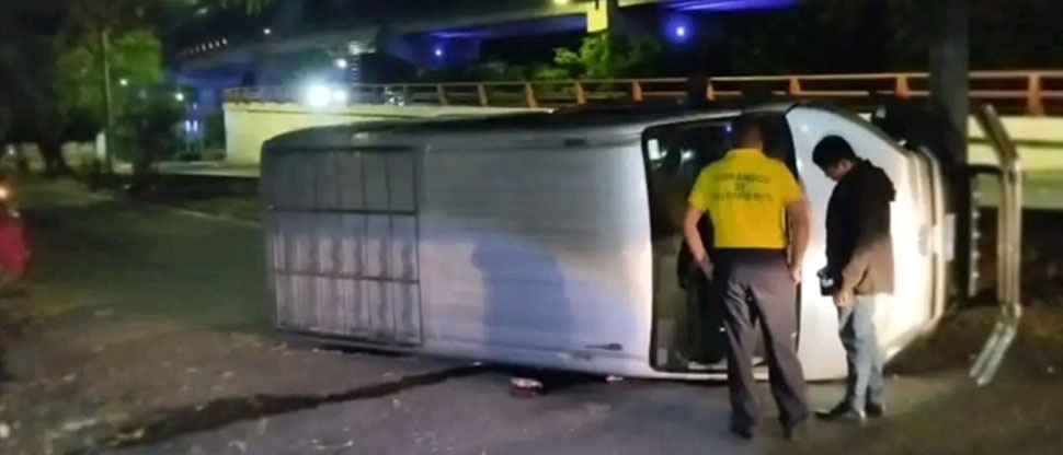 Conductor vuelca en el microbús al quedarse dormido mientras manejaba