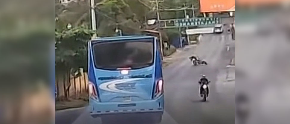 Captan momento cuando motociclista atropella a peatón en Chalatenango