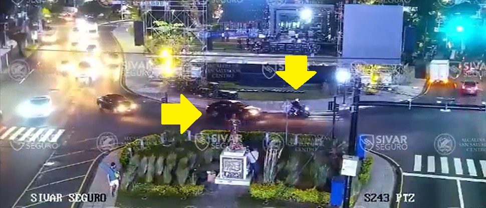 Momento cuando vehículo impacta a motociclista en cercanías de Plaza Salvador del Mundo