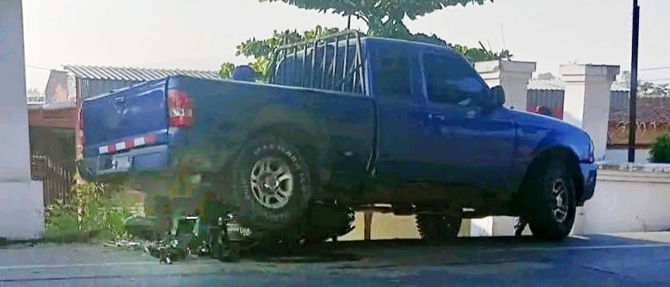 Motociclista fallece y queda debajo de pick up tras accidente en Santa Ana