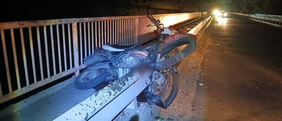 Motociclista se estrella contra separadores del puente Colima en carretera Troncal del Norte
