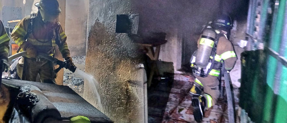 Bomberos sofocan voraz incendio en una vivienda de Santa Ana