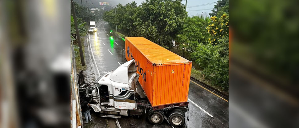 Conductor de rastra pierde el control y se accidenta en autopista a Comalapa