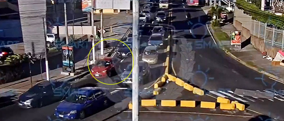 Conductor se distrae por unos segundos y choca contra otro vehículo en Santa Tecla