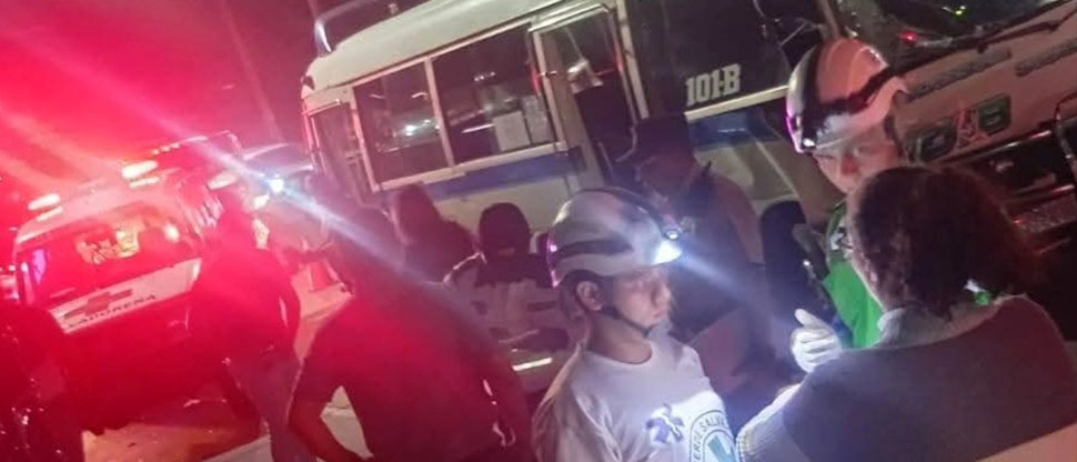 Auxilian a varias personas lesionadas tras choque entre dos microbuses en carretera Panamericana