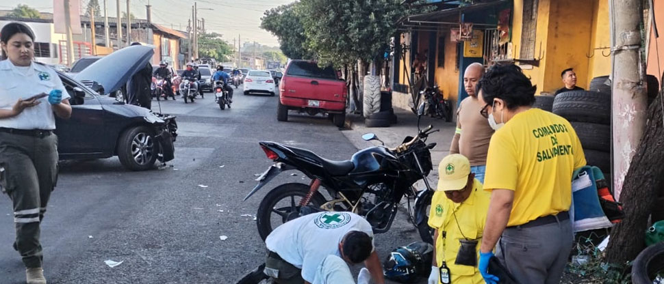 Motociclista termina en el hospital tras fuerte accidente en San Salvador