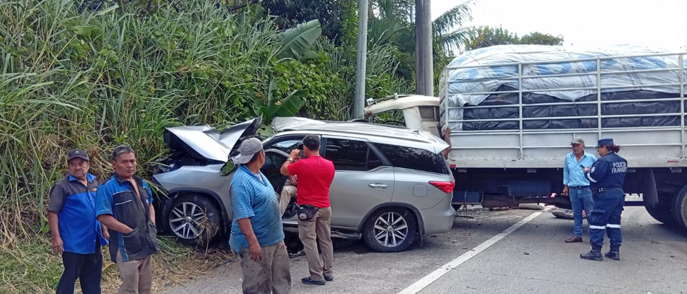 Fuerte accidente vial deja tres lesionados en autopista a Comalapa