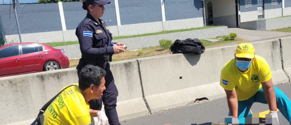 Peatón es atropellado al intentar cruzar en carretera Litoral