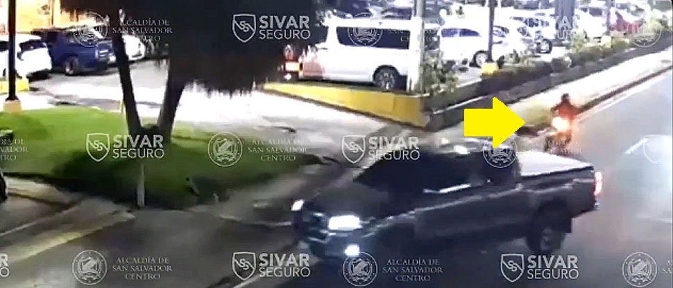 Captan momento cuando motociclista choca contra vehículo en bulevar Los Próceres