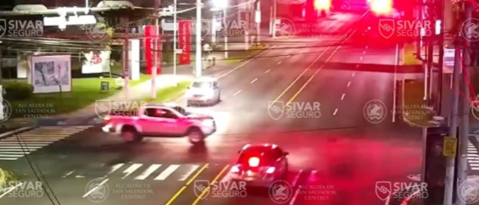 Conductor irresponsable ocasiona accidente tras no respetar luz roja de semáforo