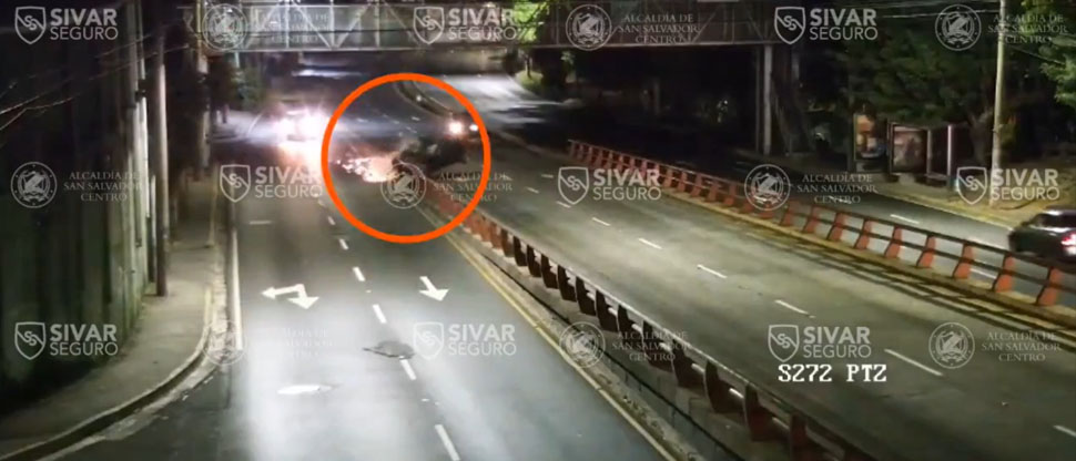 Momento cuando vehículo choca contra separadores en paso a desnivel de la 49 avenida Sur