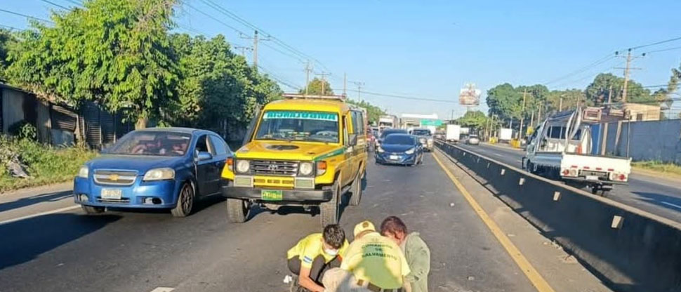 Motociclista se accidenta tras pasar sobre una roca pequeña en carretera Panamericana