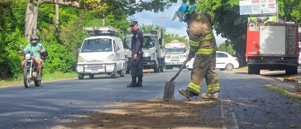 Bomberos realizan limpieza por derrame de diésel en carretera Longitudinal del Norte