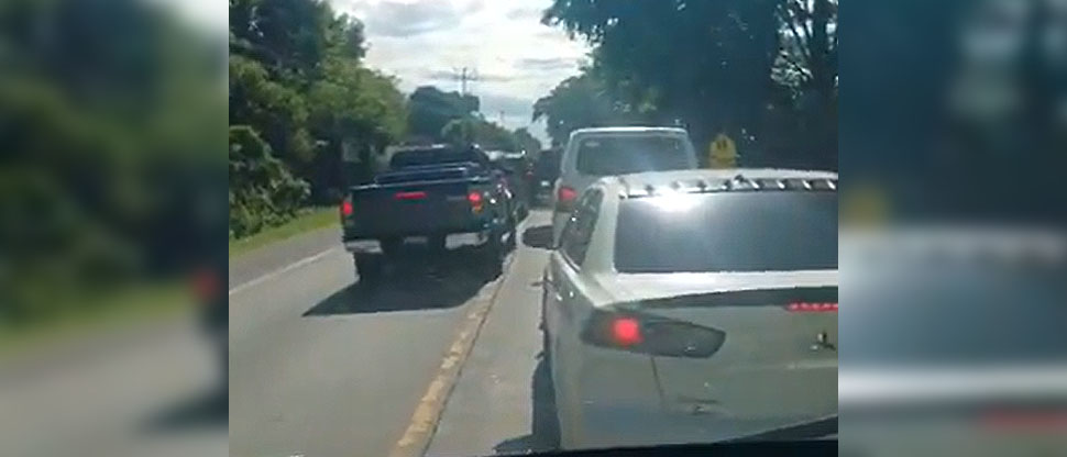 Conductores se “avientan” en sentido contrario para evadir el tráfico en carretera Litoral