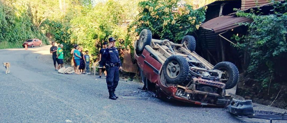Conductora pierde el control del vehículo y vuelca en Ahuachapán
