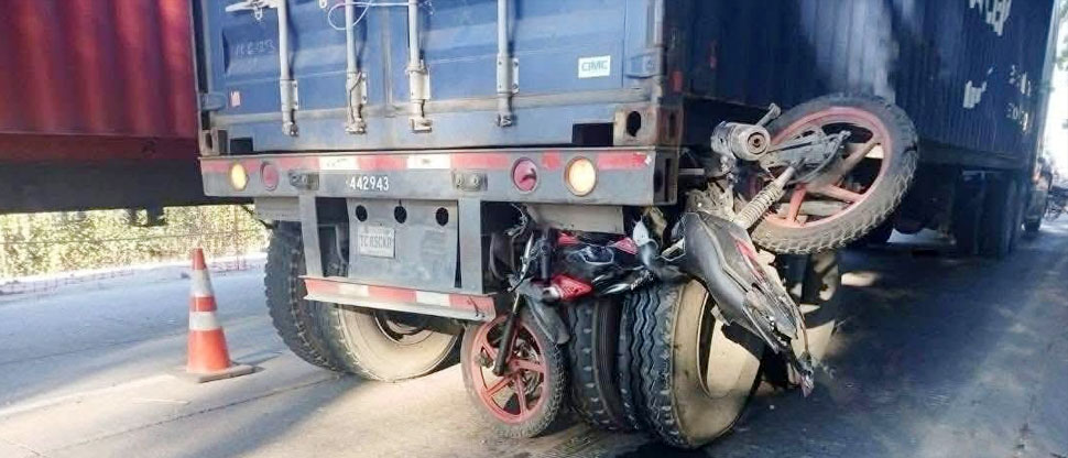Vivo de milagro: hombre se lanza antes que la motocicleta quedara entre los hierros de una rastra