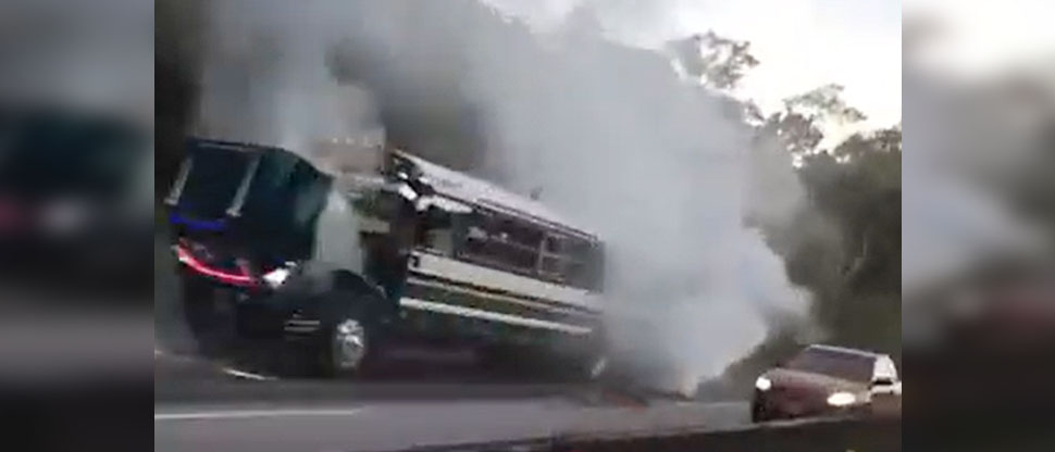 Pasajeros se llevan tremendo susto al incendiarse autobús en carretera al Puerto de La Libertad