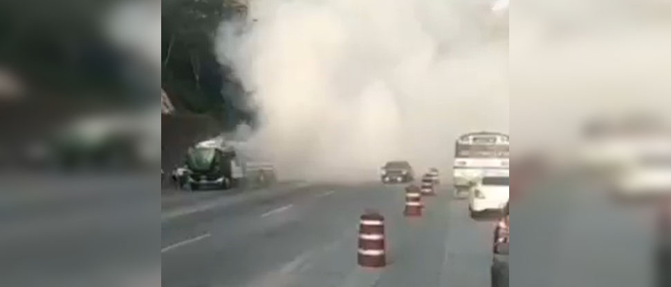 Pasajeros se llevan tremendo susto al incendiarse el autobús en carretera Los Chorros