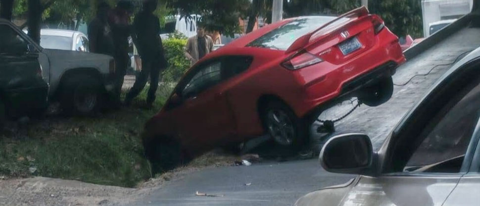 Conductor pierde el control y termina encunetado en carretera a Santa Ana
