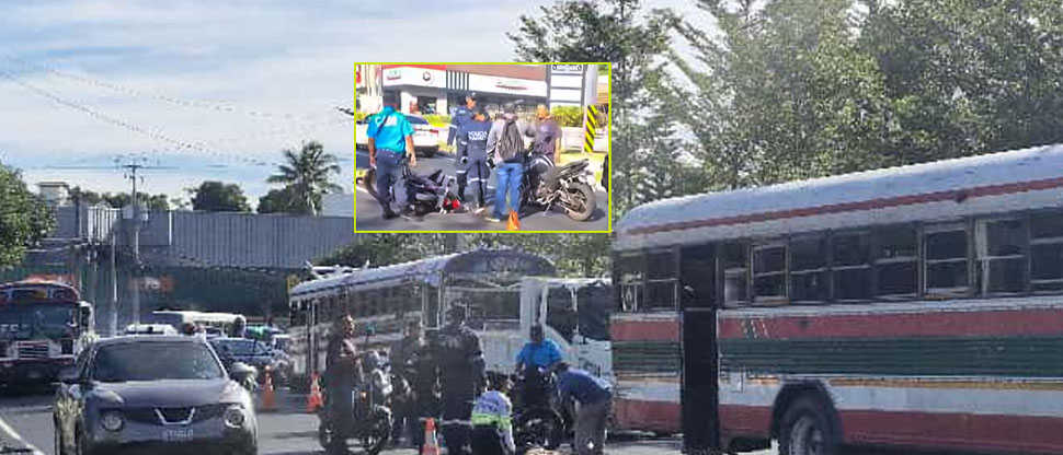 Aparatoso choque deja a motociclista lesionado en zona de plaza Salvador del Mundo