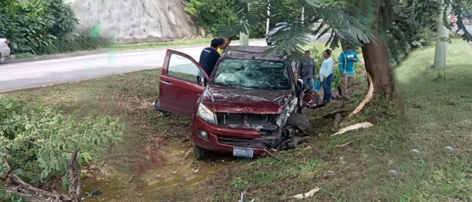 Auxilian a conductor que chocó su vehículo contra un árbol en autopista a Comalapa