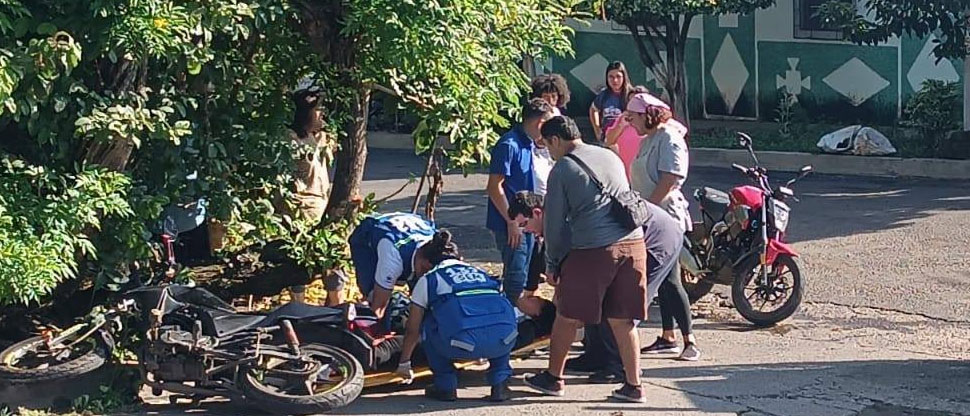 Dos motociclistas chocan y resultan lesionados en el centro de San Salvador